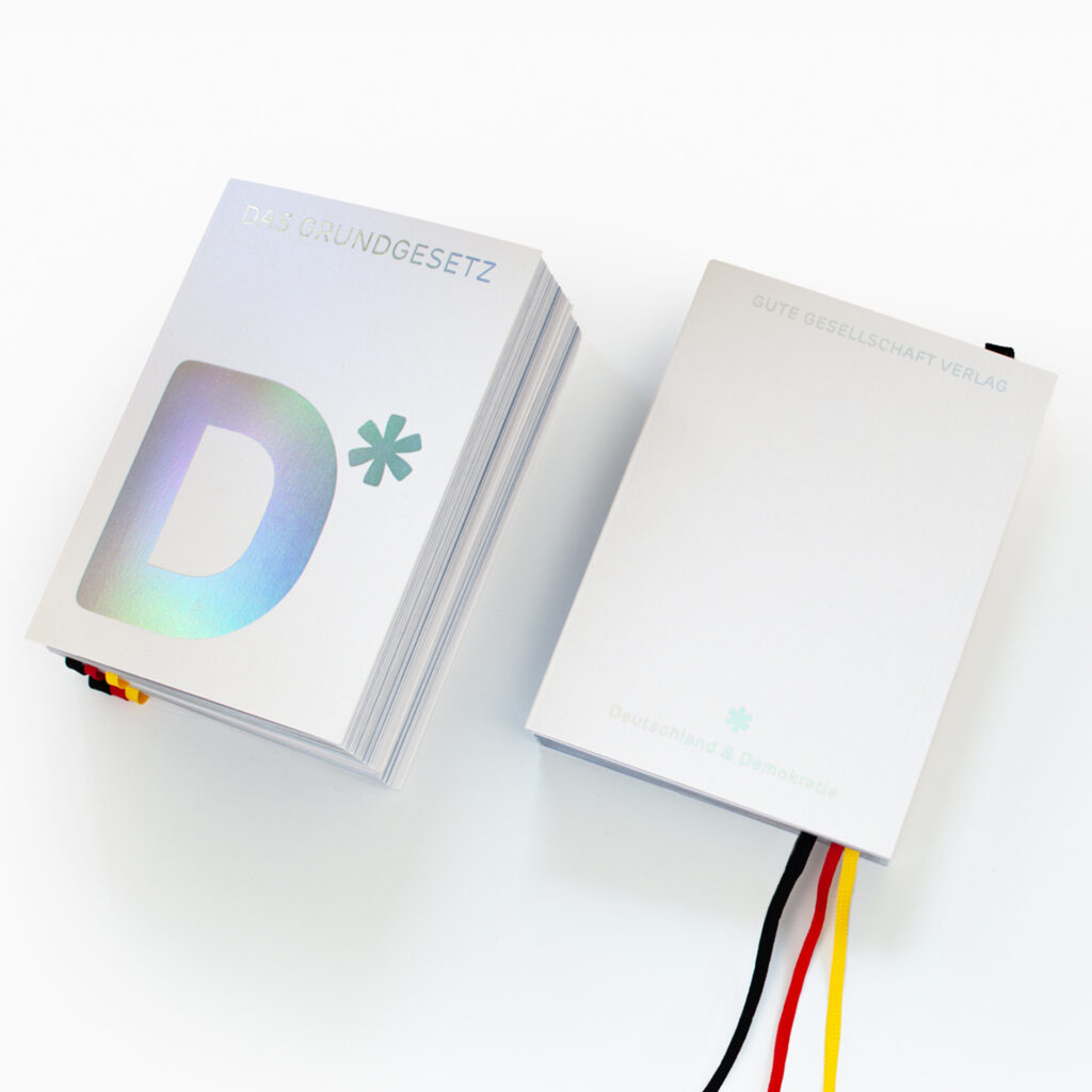 Neues Grundgesetz #1 der Edition D: zwei Exemplare mit holografischem D* und schwarz-rot-goldenem Lesebändchen
